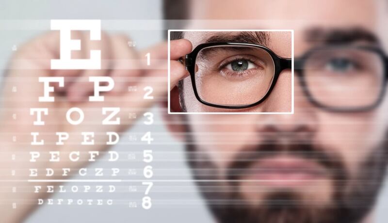 Đeo kính là cách chỉnh mắt lé trong trường hợp lé nhẹ và chưa ảnh hưởng nhiều đến thị lực