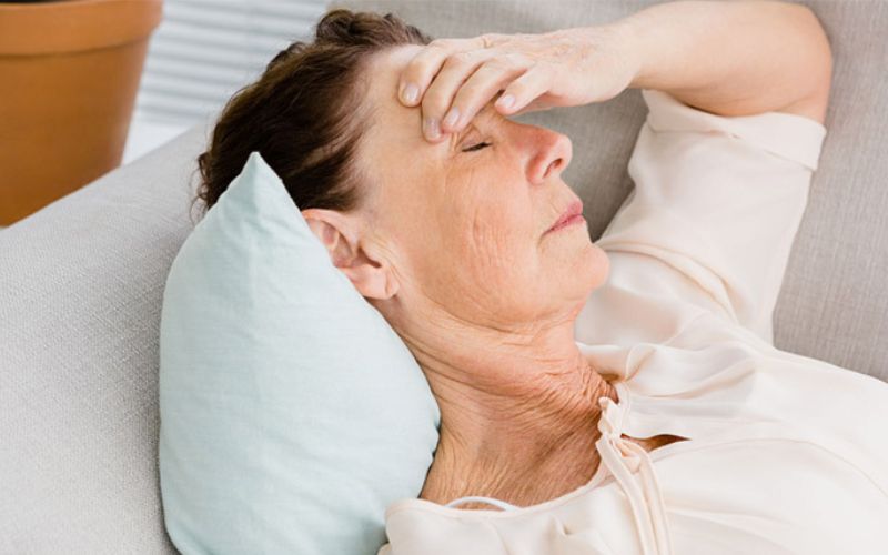 phụ nữ đến giai đoạn tiền mãn kinh và mãn kinh cũng thường có dấu hiệu bị đau đầu ti