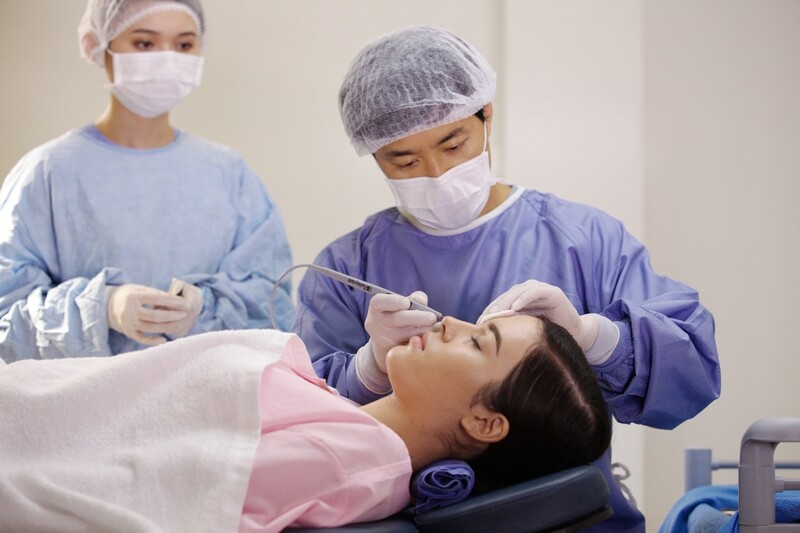 Tay nghề của bác sĩ kém có thể dẫn đến sưng vết thương sau khi nâng mũi
