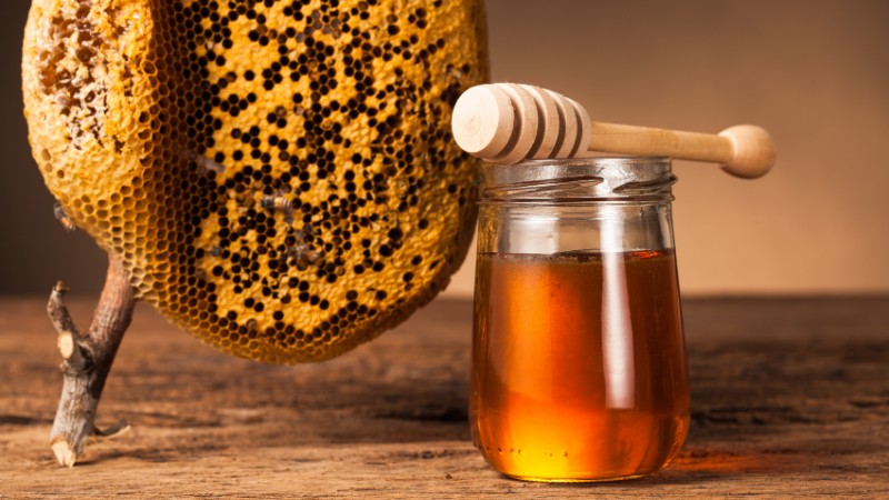sử dụng mật ong nguyên chất để làm hồng cô bé