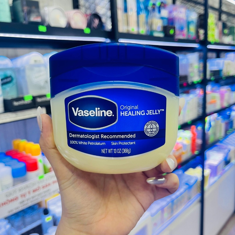 Vaseline là sản phẩm ứng dụng phổ biến trong các bí kíp chăm sóc, làm đẹp da của chị em phụ nữ