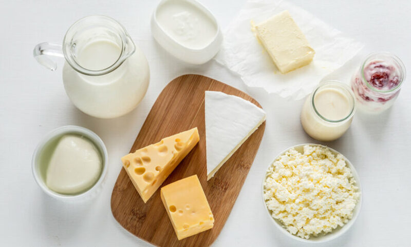 Các sản phẩm từ sữa là thực phẩm nên bổ sung vào chế độ dinh dưỡng sau cắt mí