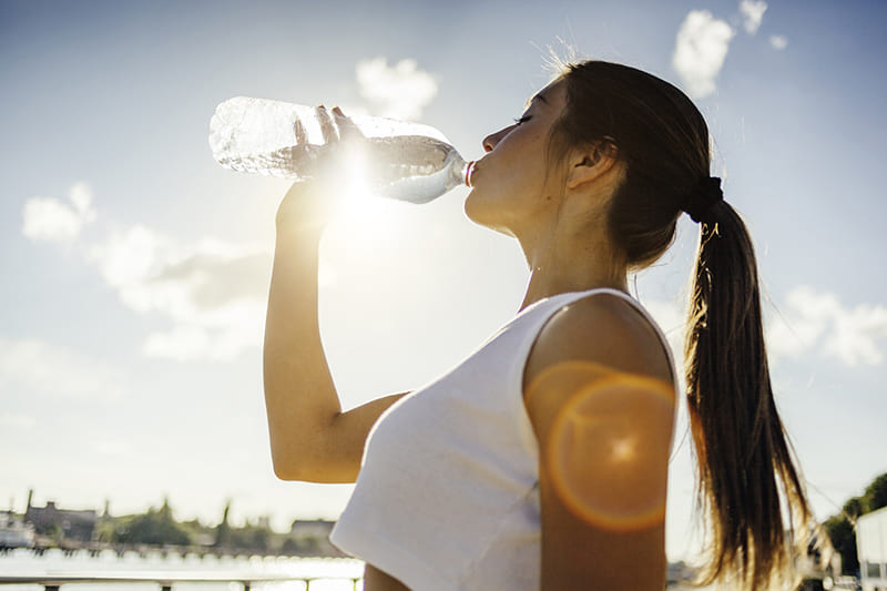 Hàng ngày cần bổ sung đủ lượng nước mà cơ thể cần để đẩy nhanh thời gian hồi phục
