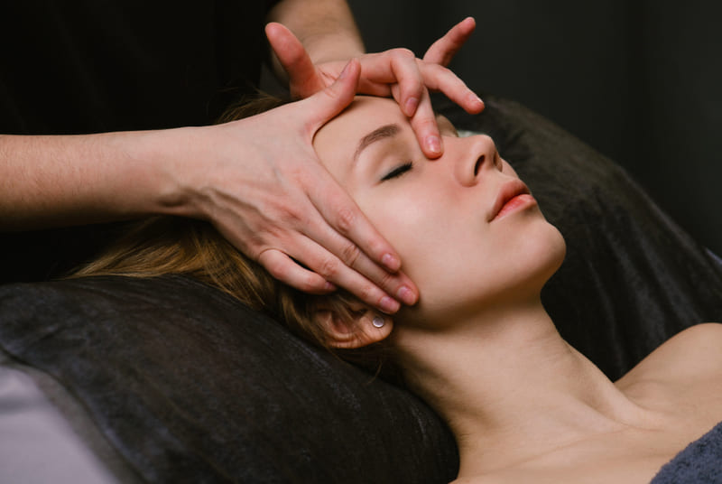 Massage đem lại cho bạn sống mũi thon gọn, dài thẳng