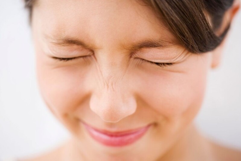 Bài tập chun mũi với động tác cười nhăn mũi có thể giúp mũi thon gọn
