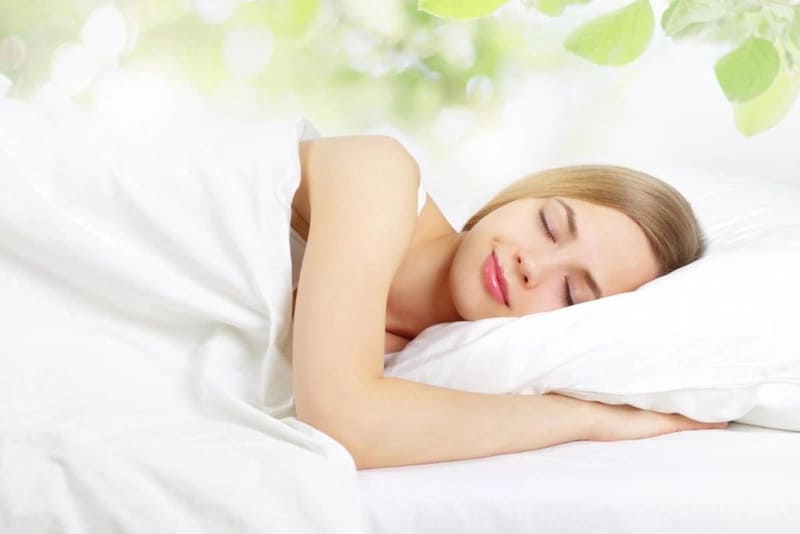 Mỗi ngày cần đảm bảo ngủ đủ giấc để hạn chế sưng tấy cằm, mỡ nọng