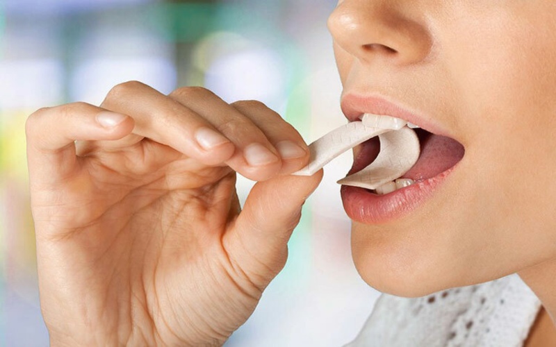 Nhai kẹo cao su là cách đơn giản để loại bỏ mỡ vùng cằm