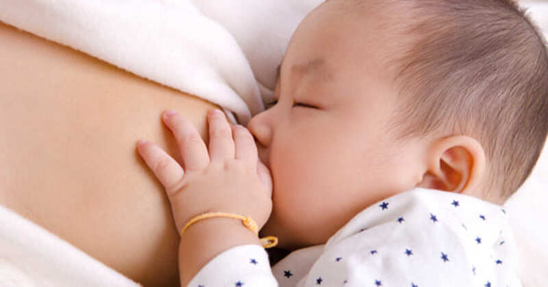 Em bé ti sữa mẹ không đúng cách rất dễ gây ra khô rạn và đổi màu đầu ti