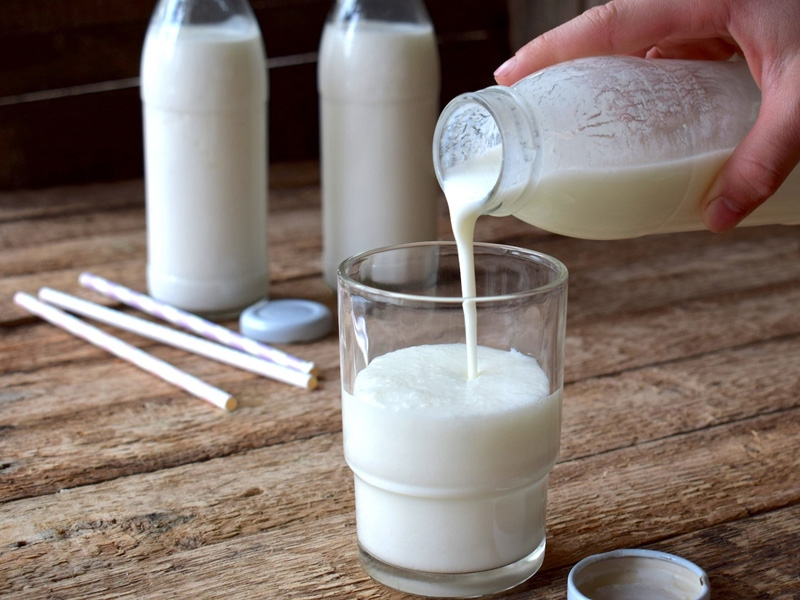 Sữa tươi không đường chứa nhiều vitamin A, C và B6,... hỗ trợ trị thâm nhũ hoa hiệu quả