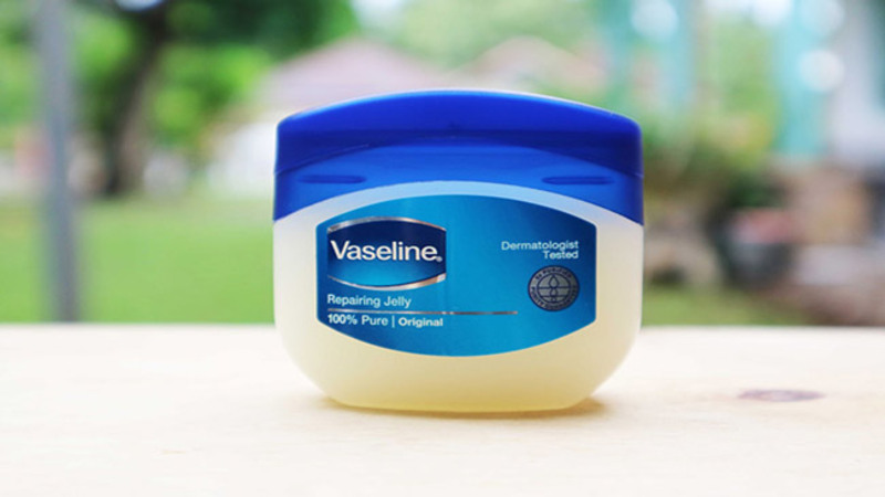 Vaseline chứa các thành phần tốt cho quá trình tái tạo màu da hồng hào