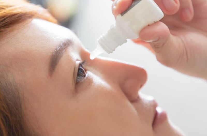 Sử dụng thuốc nhỏ mắt để giảm tình trạng khóe mắt ngứa