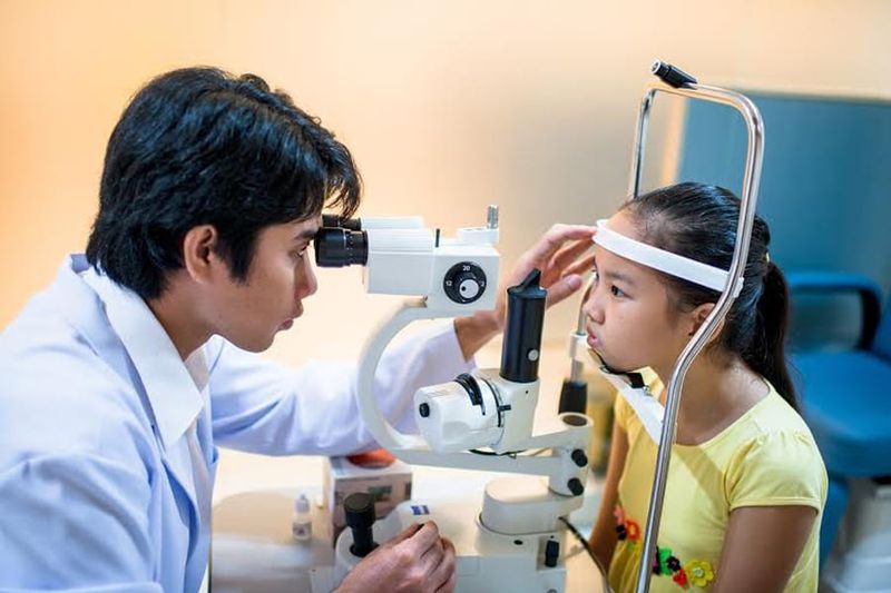 Để khắc phục mắt nheo phụ huynh cần đưa trẻ đến cơ sở y tế để được thăm khám