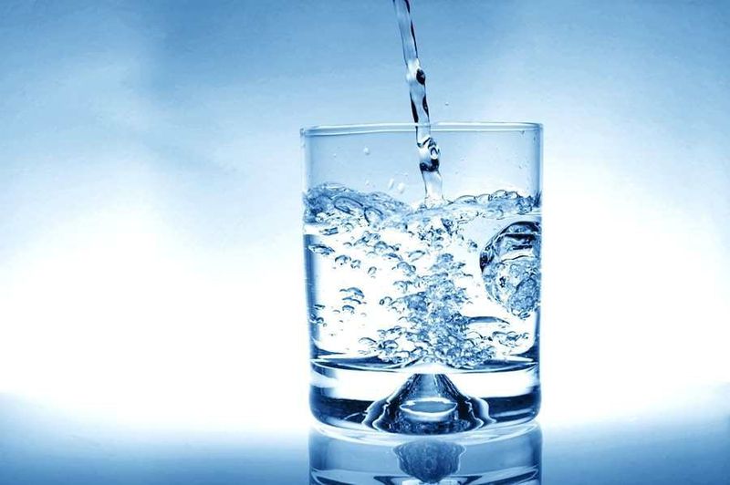 Mỗi ngày cần bổ sung đủ nước để mí mắt nhanh hồi phục