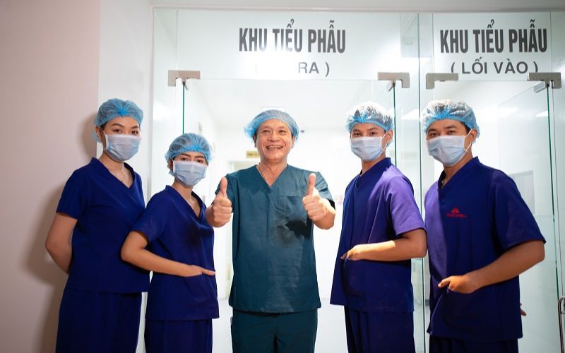 Bác sĩ Nguyễn Kim Khoa trực tiếp thăm khám và thực hiện phẫu thuật cho khách hàng