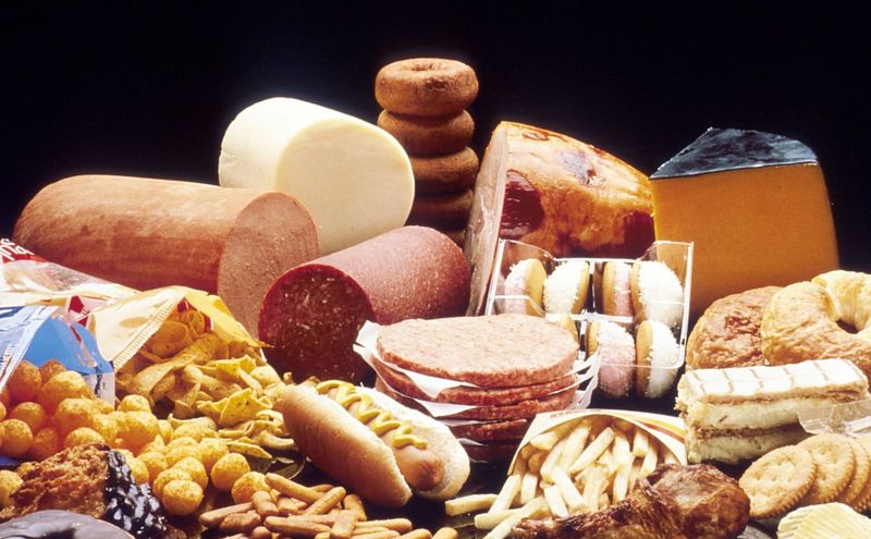 Thực phẩm chế biến sẵn gây tích tụ chất béo dễ tạo vết thâm