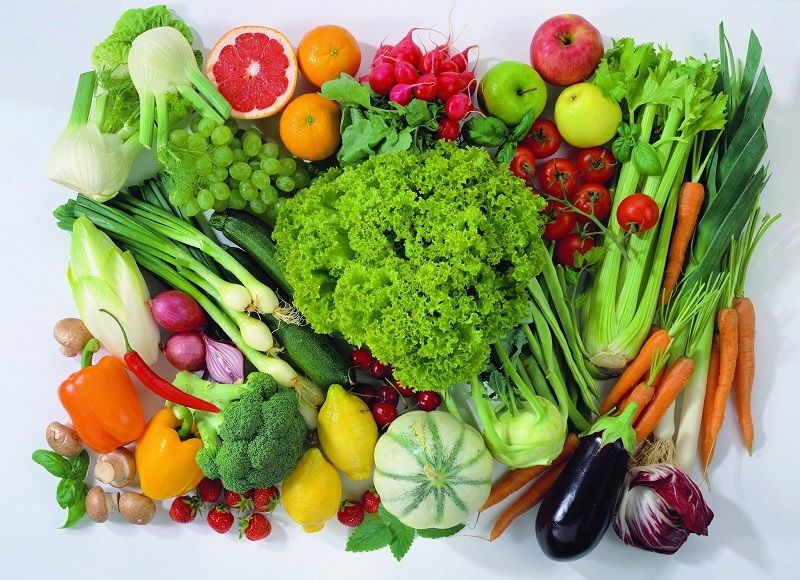 Rau xanh và các loại trái cây tươi cung cấp vitamin A, C cho cơ thể
