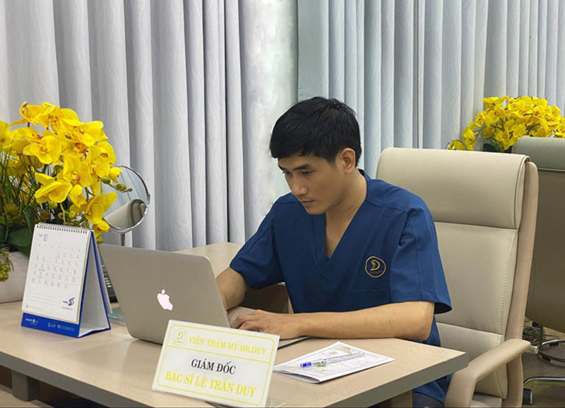 Bác sĩ Lê Trần Duy là người công tác lâu năm trong lĩnh vực thẩm mỹ mắt