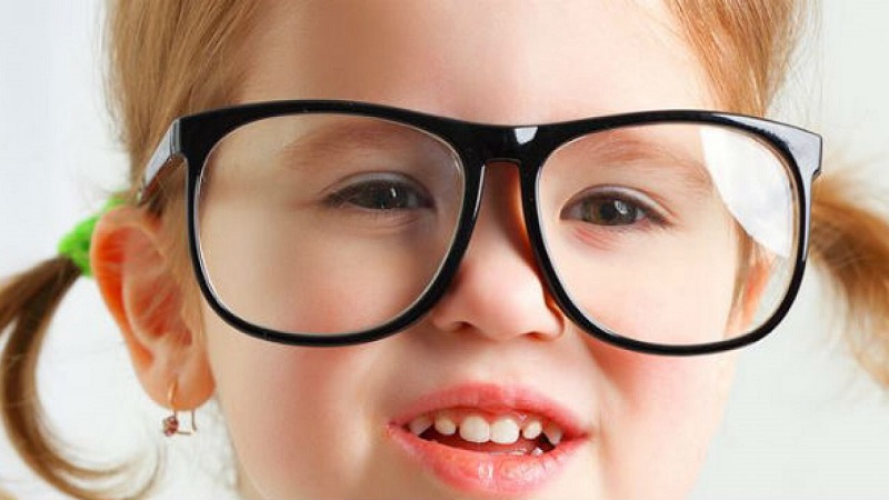 Trẻ đeo kính chuyên dùng cho mắt bị lác nhẹ có thể cải thiện mắt