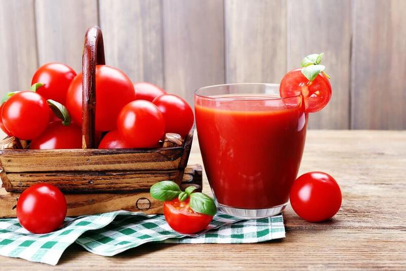 Uống nước ép cà chua giúp giảm sưng viêm và săn chắc cơ mí mắt