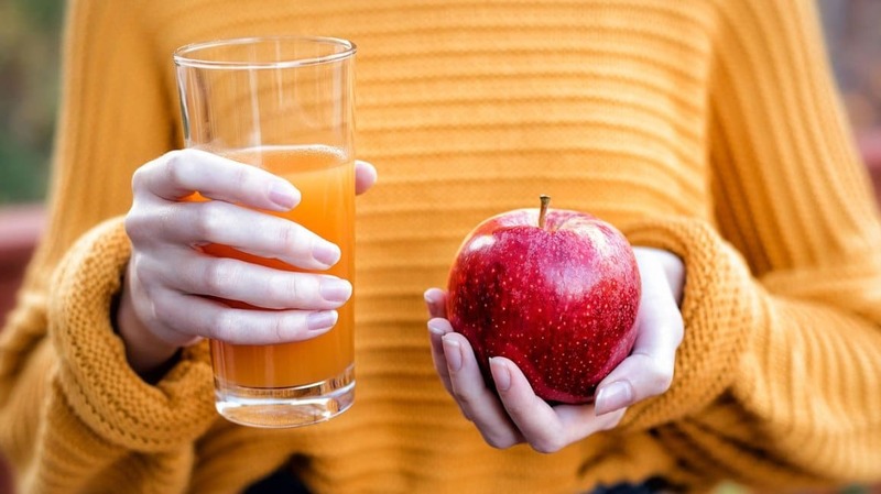 Ngoài uống nước cam, nên bổ sung thêm nước ép táo sau cắt mí