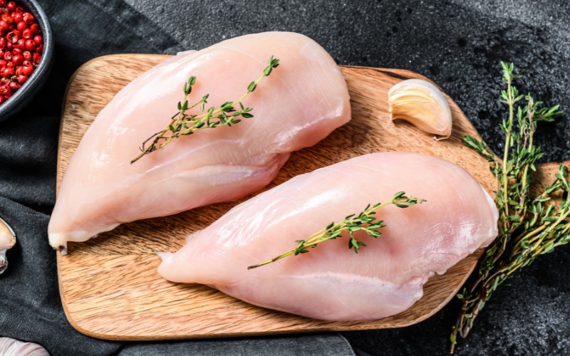 Thịt gà có chứa thành phần dễ gây sưng, kích mủ, dị ứng nên cần kiêng ăn sau khi phẫu thuật