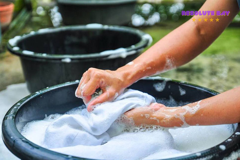 Giặt quần áo của con bạn bằng tay đúng cách
