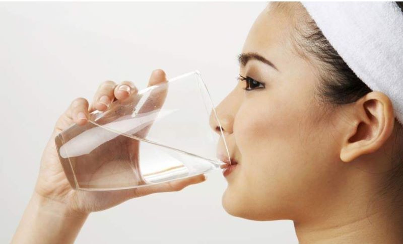 Uống nước giúp tăng cường quá trình trao đổi chất và tuần hoàn máu