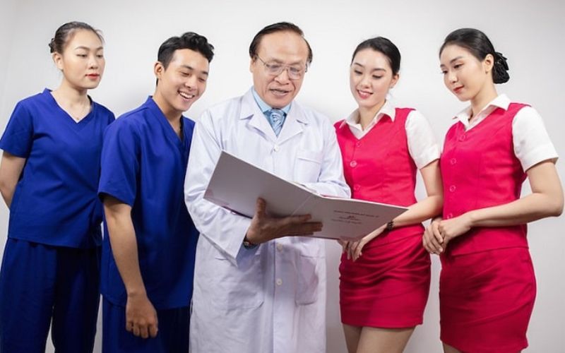 Bác sĩ Nguyễn Kim Khoa chia sẻ ý kiến về nâng mũi silicon