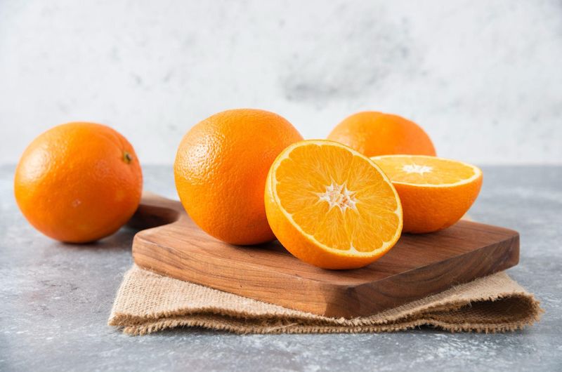 Hàm lượng vitamin C trong cam có hiệu quả trị bọng mắt tốt