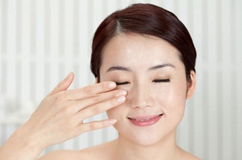 Massage trị bọng mắt nên thực hiện liên tục trong 20 phút