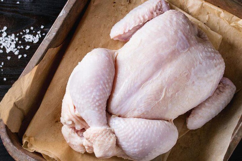 Thịt gà có tính nóng và kích thích sản sinh collagen gây ngứa vùng mí mắt