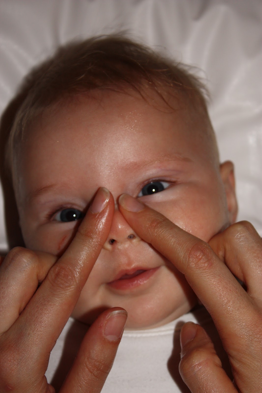 Trẻ sơ sinh nên hạn chế thực hiện động tác vuốt mũi