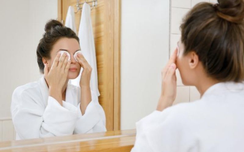Sau khi cắt da mí mắt cần chăm sóc cẩn thận để mắt mau chóng lành lại
