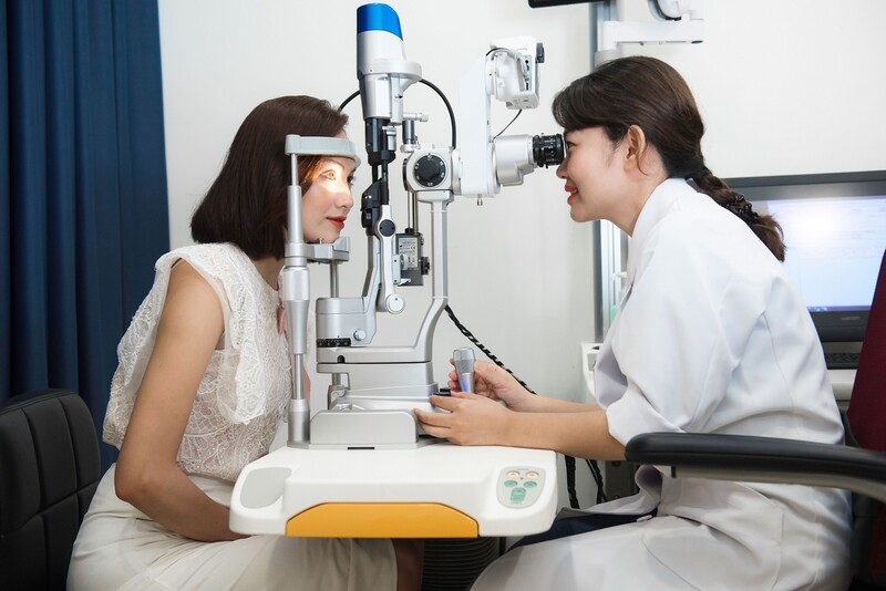 Thăm khám thị lực định kỳ để phòng ngừa nguy cơ sưng mi mắt.