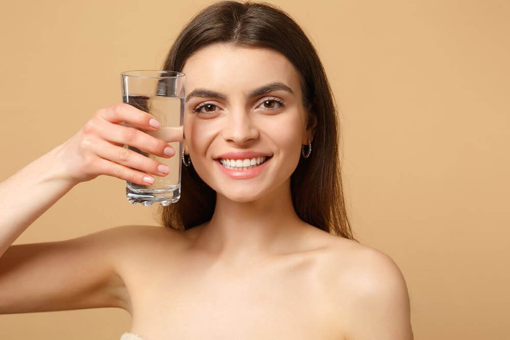 Uống 2 lít nước mỗi ngày giúp cơ thể trao đổi chất tốt hơn