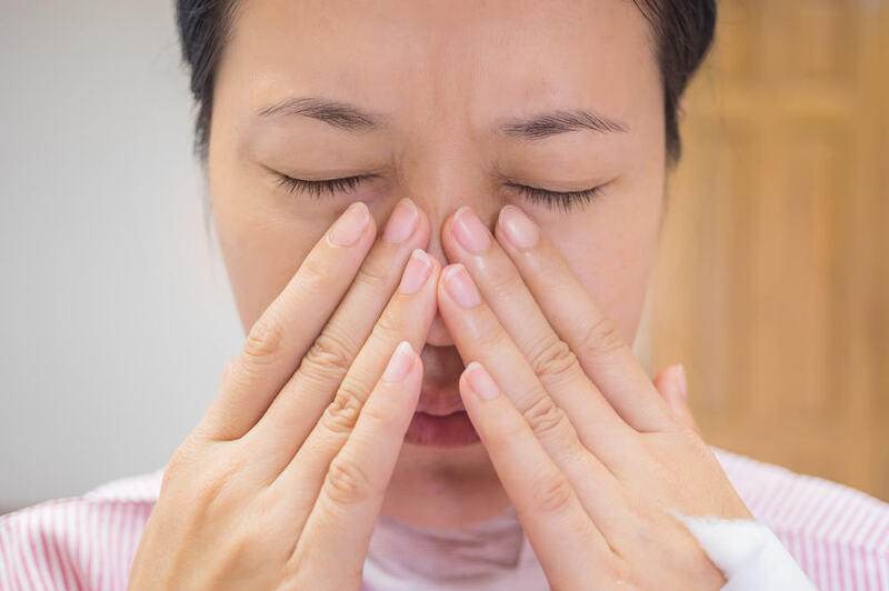 Vùng tiêm đau nhức kéo dài cũng là dấu hiệu tiêm filler mũi bị tràn