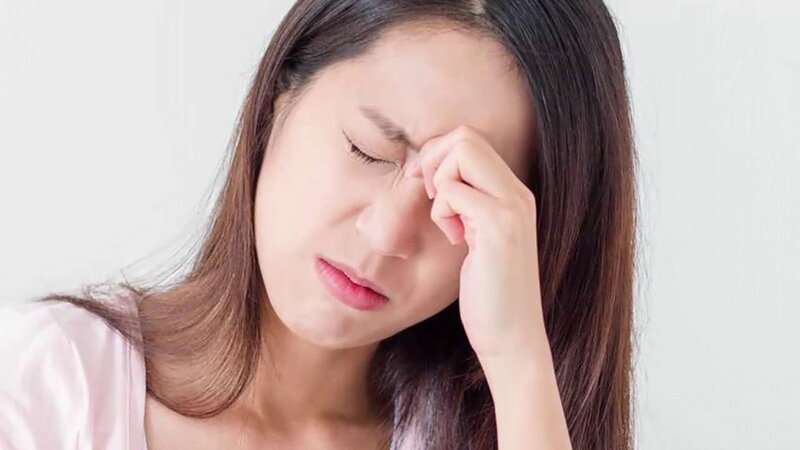 Mí mắt bị ngứa ngáy là dấu hiệu cảnh báo tác hại khi sử dụng miếng dán kích mí
