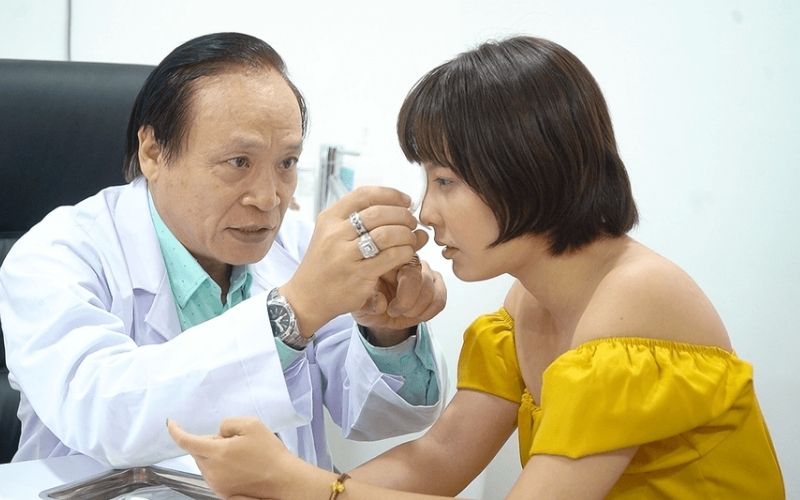 Bác sĩ Nguyễn Kim Khoa thăm khám cho khách hàng