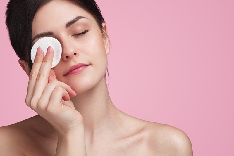 Dùng bông gạc vô trùng cùng nước muối sinh lý để vệ sinh mắt hàng ngày