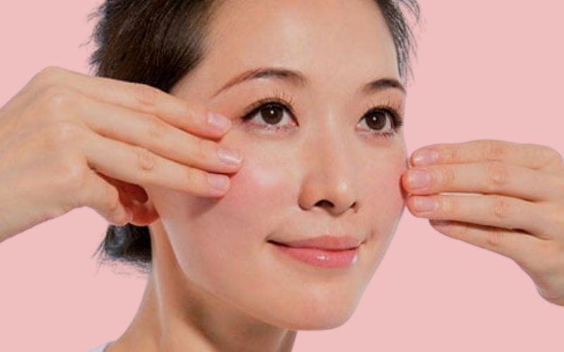 Massage mắt bằng tay giúp đôi mắt to hơn