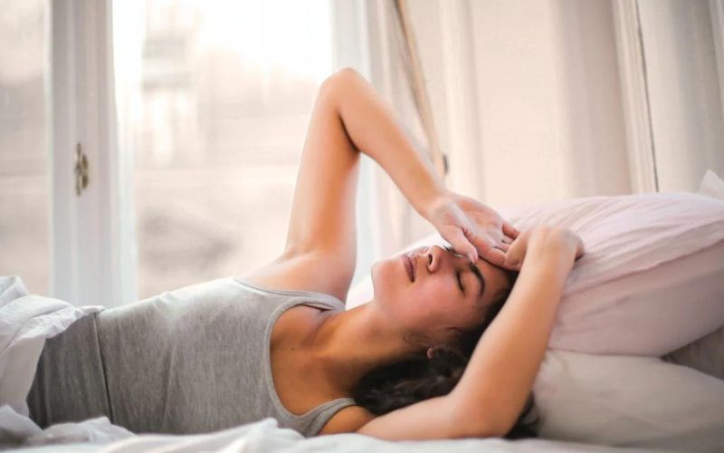 Không đè tay lên trán hoặc che mặt trong lúc ngủ nhằm hạn chế đụng đến mũi