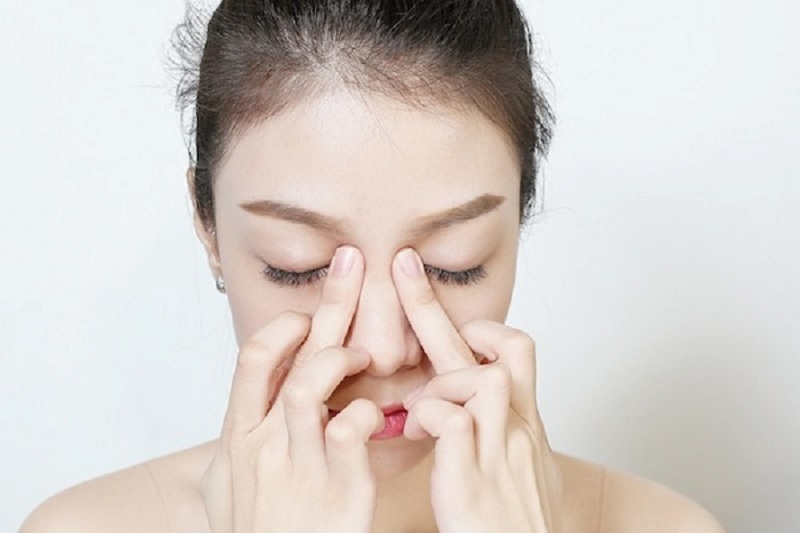 Thường xuyên massage đầu mũi và cánh mũi hàng ngày giúp thu nhỏ đầu mũi