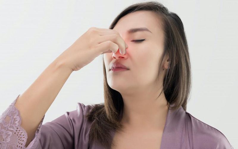 Sau nâng mũi có thể gặp một số triệu chứng thông thường như sưng, ê đau, bầm tím...