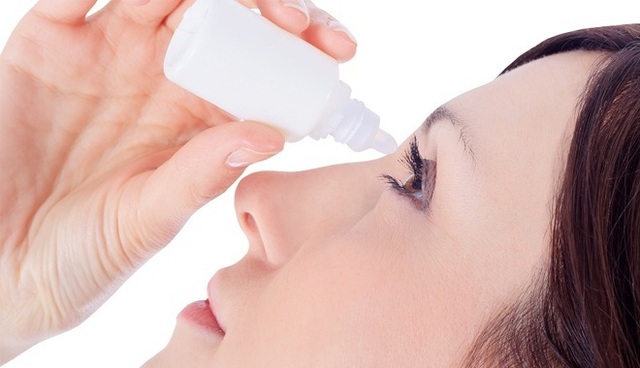 Dùng thuốc kháng sinh hoặc nước mắt nhân tạo để tránh khô và làm dịu vết bầm tím
